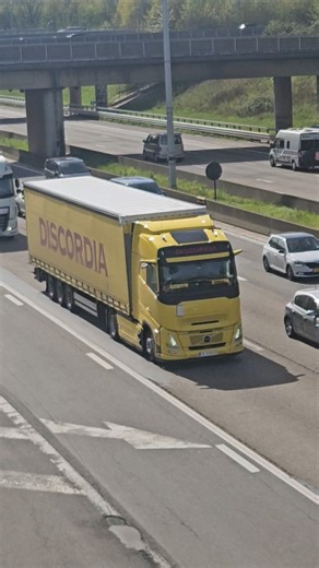 🟨Volvo FH Aero with yellow tarpaulin trailer!🇸🇪 #volvofh #volvotrucks #volvo #highway #trucks #truck