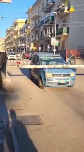 Poco fa alla fermata di Via Nocera un'auto ha travolto la sbarra del passaggio a livello, per poi restare bloccata sui binari creando disagi alla circolazione. E pensare che proprio stamattina avevo pubblicato il meglio del 2024. ilcorrierino.it | Circumvesuviana. Guida alle soppressioni e ai misteri irrisolti