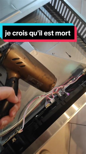 Réparer mon four avec un sèche cheveux : conseil et astuces