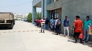 Queues getting longer at RTO. RTO માં લોકોને હજી પણ કરવો પડી રહ્યો છે હાલાકી નો સામનો. એક બાહરી ચાલુ અને કિલોમીટર જેટલી લાંબી લાઈન. | Our Vadodara