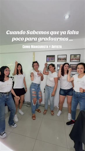 cuando sabes que ya falta poco para graduarte… 💅✨ horas de práctica, errores, aprendizajes y muchísima pasión después… estamos a un paso de convertirnos en manicuristas y artistas profesionales 🤍 no es solo aprender uñas, es creer en ti, atreverte y empezar a construir tu propio camino en la belleza ✨ ¿lista para vivir tu proceso también? 💫 #manicuristasperu #uñasperu #nailartistperu #academiadeuñas #manicuristaprofesional