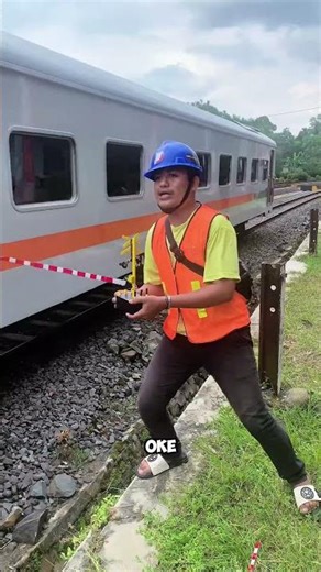 Petugas Mainan Palang Pintu Ketiduran Pas Kereta Api Mau Lewat #palangpintukeretaapi