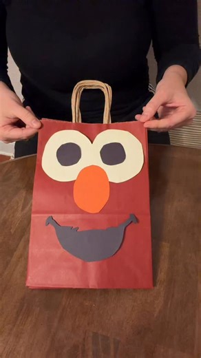 Joyful Hems on Instagram: "How cute did this little DIY Elmo gift bag come out!! I can’t believe my baby will be 3 in the morning 🥹 she’s the most special girl in the world and I can’t wait to celebrate her!!! #diy #elmo #sesamestreetbirthday #sesamestreet #sesamestreetbirthdayparty"