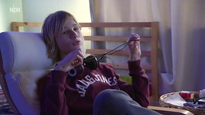 60K views · 210 reactions | Rund 480.000 Betroffene sollen in Deutschland zu den "Young Carers" gehören. Das sind Kinder und Jugendliche, die zu Hause Aufgaben übernehmen, die ihrem Alter nicht entsprechen und sie überfordern. Der Kinderschutzbund fängt solche Kinder auf - zum Beispiel in Bad Bramstedt. ❤ | DAS! im NDR Fernsehen | Facebook