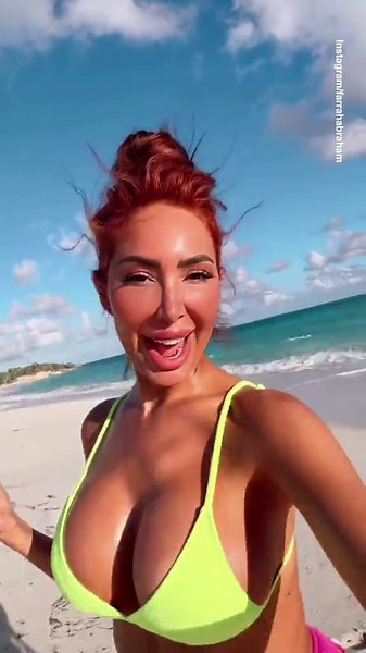 Farrah Abraham suffers wardrobe malfunction as bikini top slips