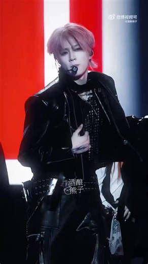 刘耀文官方海外站 on Instagram: "🐺 251228TF家族2026新年音乐会「荣耀」 - 帅而自知的满分男就是不一样。。。刘耀文你帅麻了。。。 - 𝐂𝐫.酒酿熊子 ₊⁺🐾₊⁺ 𝐅𝐨𝐥𝐥𝐨𝐰 @liuyaowen_fanpage 𝐟𝐨𝐫 𝐦𝐨𝐫𝐞 𝐥𝐢𝐥𝐰𝐞𝐧 𝐮𝐩𝐝𝐚𝐭𝐞𝐬. - ✧੯•́໒꒱𝒀𝒐𝒖 𝒅𝒆𝒔𝒆𝒓𝒗𝒆 𝒕𝒐 𝒔𝒉𝒊𝒏𝒆 - #刘耀文 🌕 #liuyaowen 🌕 #刘耀文的珍贵瞬间"