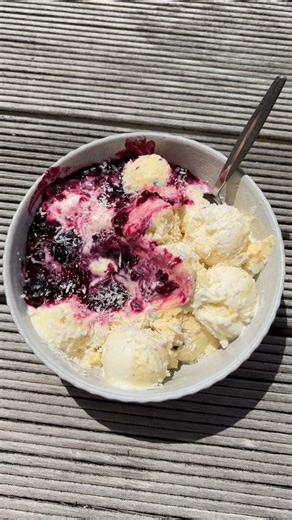 Jemma on Instagram: "Lemon passionfruit frozen yogurt 🍋☀️ 32g protein (no protein powder)💪🏼 Creami base: 300g Greek yogurt 150g milk of choice zest of 1/2 a lemon 2 Tbsp natural sweetener 10g sf vanilla pudding mix 1/4 tsp guar gum pinch of salt mix-in: 2-3 passionfruit Method: -blend all base ingredients except passionfruit. -freeze in ninja creami base for 24 hours. -spin on light icecream, then add passionfruit and run on mix-in setting (x2 if needed) -for toppings I d