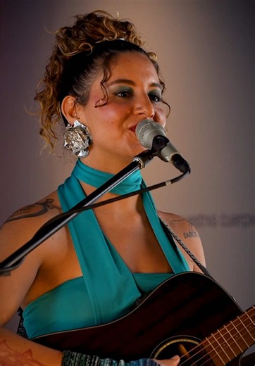 🇪🇨🎶 #MúsicaEnVivo | En la quinta temporada de Sonamos: Sesiones en Vivo, la música se convierte en un homenaje a una juventud que no deja de luchar, soñar y representar con orgullo al país. “Juventud” de @melmourelle acompañada de @torvic_ec y Pina nos recuerda que, así como quienes hoy llevan la camiseta de la Tricolor dejan todo en la cancha, miles de jóvenes ponen la voz y la esperanza para abrirse camino desde sus territorios, sus raíces y su historia. Gracias al compromiso del alcalde @p