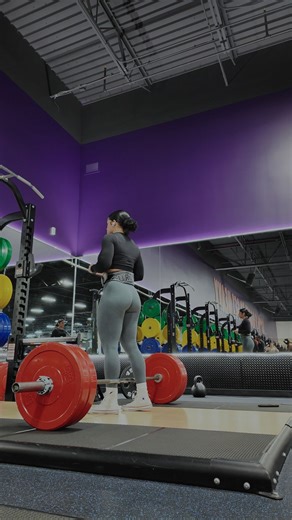 azlia williams on Instagram: "get ready + come to the gym with me ⭑.ᐟ luv the fact we can post mini vlogs on here now - my outfit: @gymshark everyday seamless long sleeve crop @gymshark vital seamless leggings @gymshark fleece cargo pants @gymshark rest day sweats hoodie"