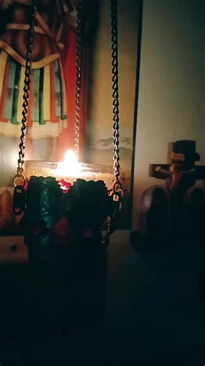 „Kandilo gori, dim se diže, krst i ikona Raspeća nas podsećaju: vera je snaga koja osvetljava put duše. ✝️🕯️VERUJ!!!