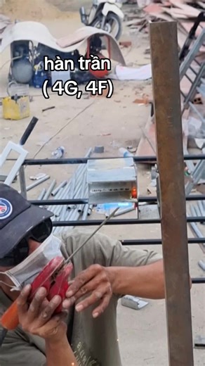 Đặc điểm chung của hàn trần (4G/4F): Độ khó: Rất cao do kim loại nóng chảy có xu hướng rơi xuống. Dòng điện: Sử dụng dòng điện thấp hơn so với hàn bằng (1G/1F) hoặc ngang (2G/2F). Mối hàn: Nên thực hiện nhiều lớp, giữ vũng hàn nhỏ và mỏng. An toàn: Cần che chắn kỹ tránh xỉ hàn rơi vào người.