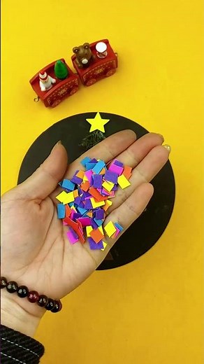 Make a Christmas tree decoration with pine needles