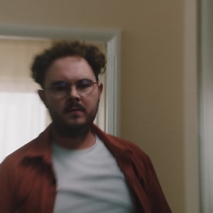 Mit der Option ‚Kamera aus‘ in Videokonferenzen sind scheinbar auch Duschen, Anziehen und unser normales Sozialverhalten optional geworden. Höchste Zeit, dem ein Ende zu setzen: Sag Tschüss zu deinem Remote-Work-Monster und Hallo zum virtuellen Büroerlebnis mit alfaview! #alfaview #worknew www.alfaview.com/de | alfaview Video Conferencing Systems