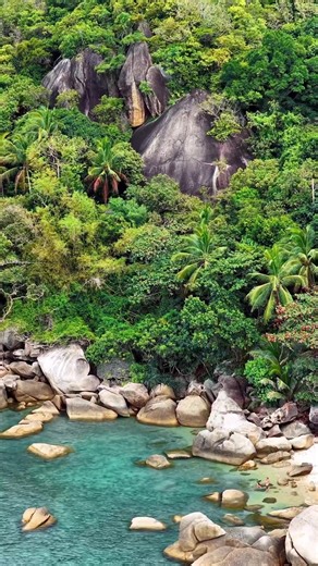 Did you know? Lamai Beach is one of Koh Samui’s most versatile coastal gems, perfect for families, honeymooners, and adventure seekers alike. Golden sands, warm crystal-clear waters, and a wide range of activities create the ideal balance of relaxation, discovery, and local culture. Just moments away, discover one of the island’s most iconic landmarks: Hin Ta & Hin Yai Rocks (Grandfather & Grandmother Rocks). Shaped by nature and steeped in local legend, these fascinating rock formations add a d