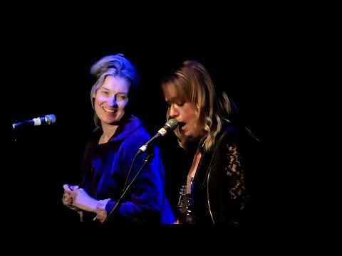 Annette Zilinskas (Founding Bass Player) Makes her Bangles return after 31 years. (2014)