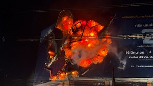 เปิดตัวภาคต่อกันแบบยิ่งใหญ่สำหรับ Extraction 2 รอบนี้ Netflix ไม่เคยทำให้แฟน ๆ ผิดหวัง เพราะทุ่มไอเดียและโปรดักชั่นสุดคุณภาพ ทำบิลบอร์ดแบบบู๊ระห่ำ เอาใจสายบู๊กันไปเลยด้วย การจัดฮอมา 1 ลำ พร้อมบินชนพระเอกของเรื่องอย่าง คริส เฮมส์เวิร์ธ โดยบิลบอร์ดนี้ ตั้งอยู่ที่ ร้านสามย่าน ซอยจุฬา 14 ถนนบรรทัดทอง สามารถไปถ่ายรูปเป็นที่ระลึกได้ #Extraction2Netflix #NetflixTH | CatDumb