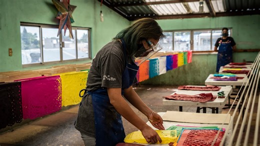 El papel picado: la colorida tradición de origen prehispánico que decora los altares para el Día de Muertos