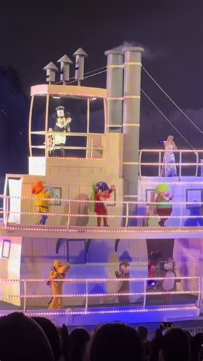 ✨ Rando Video! ✨ My favorite part of Fantasmic is the Steamboat Willie part with all of the characters. I’ve got tons of random Disney park clips sitting on my laptop that never make it into my bigger projects. Instead of letting them go unseen, I figured — why not share them? 💙 That’s why I call these “Rando Videos” Little unscripted Disney park moments with no rhyme or reason, just the magic of being there. Maybe they’ll spark a memory, or maybe they’ll show you something you’ve never seen be