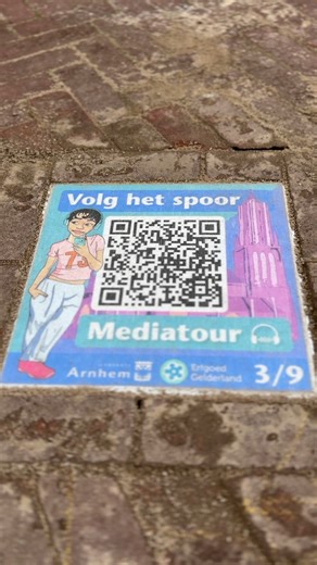 Vanaf vandaag liggen er in onze binnenstad 9 tegels met een QR-code.📱Ze maken onderdeel uit van de nieuwe mediatour over het slavernijverleden. In onze stad vind je veel terug over deze geschiedenis. Hoe de tour precies werkt en wat je kan verwachten, leggen we je uit in deze video.🎥 Meer weten over dit onderwerp? Kijk dan op www.arnhem.nl/slavernijverleden | Gemeente Arnhem
