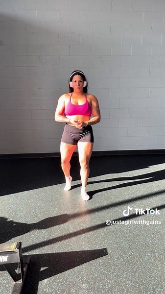 Just a little flex sesh of my absolute favorite muscle groups to work 😋#backandbiceps #backdoublebicep #latspread #femalebodybuilding #girlswholiftweights