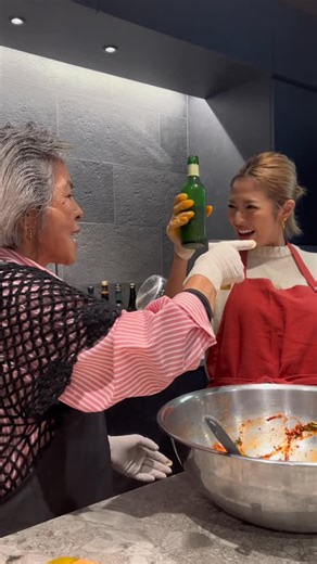 キムチの家@佐渡ヶ島(TikTok) on Instagram: "キムチの購入はプロフィールリンクから！ ※キムチの家のキムチを食べると、ほかのキムチが食べられなくなる可能性があります。 【今井華さん】 @imaihana はなのさと（通販） →https://hana-no-sato.com/collections/all 【お仕事の依頼・相談はこちらまで】 kimuchi@lvc-live.com 【インスタ】 キムチの家 → @kimuchi.house 浅草直売所 → @kimuchi_asakusa ロミー（キムチの家の息子） → @romiromi.0703 キムチ社長（YouTubeの声の人） → @kimuchi.ceo"