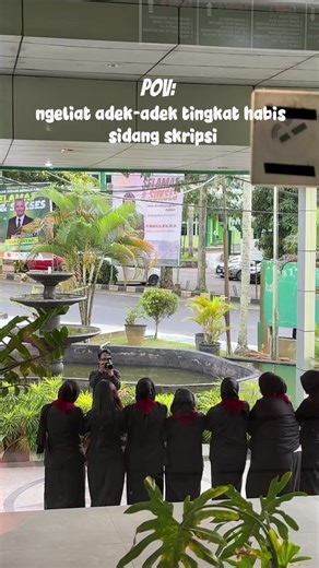 🎵 kami pernah disitu.. di posisimu~ Minpol tau banget rasanya mulai dari nol, ngerjain tugas, begadang, deg-deg an nunggu giliran eh tau-tau lega keluar ruangan.🥹 Dan Politeknik Negeri Samarinda bisa menjadi langkah pertamamu untuk di posisi ini.💚 Jangan lupa update tentang PMB (Penerimaan Mahasiswa Baru) Polnes ya! Follow instagram @polnes.campus #PMB #Polnes #PoliteknikNegeriSamarinda #KampusVokasi