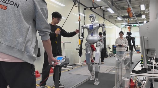 The 2025 Beijing Yizhuang Half Marathon, the world's first half marathon to feature humanoid robot participants, concluded on Saturday. Twenty humanoid robots joined over 12,000 human runners in the race, marking the first time robots have competed alongside people in such an event. CGTN caught up with Casbot SE, a "runner" that successfully crossed the finish line. The company behind it spent hours training the robot for its first-ever half marathon. Check out the video to see it in action! #Ch
