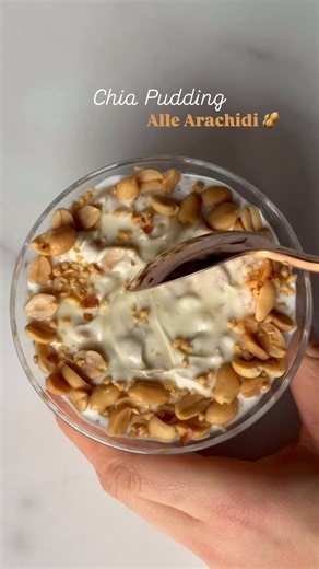 🥜 Peanut Butter Chia Pudding 🍮 Per una colazione semplice e salutare a base di semi di chia lasciati in ammollo in un liquido, solitamente latte o yogurt. Durante il riposo, i semi assorbono il liquido e rilasciano una sostanza gelatinosa che crea una consistenza cremosa e simile a un budino. Ha un sapore delicato e neutro, facilmente personalizzabile con ingredienti come frutta fresca, miele, sciroppo d’acero, cacao, vaniglia o frutta secca. È apprezzato per il suo profilo nutrizionale: è ric