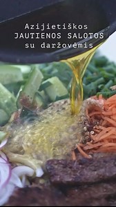 AZIJIETIŠKOS JAUTIENOS SALOTOS👌🏻 Labai sočios, neatsivalgomai skanios, su daug sezoninių daržovių ir aromatingų prieskonių. O ir paruošiamos jos ypač greitai! Tokios salotos puikiai tiktų vakarienei ar greitiems pietums. Salotoms prireiks: 〰️ vienos pakuotės @feelthebeef.lt jautienos kepsnio “Minutė” 〰️ morkų 〰️ agurkų 〰️ svogūnų laiškų 〰️ mėlynojo svogūno 〰️ česnako skiltelės 〰️ kalendrų sėklų 〰️ aitriųjų paprikų miltelių 〰️ sojų padažo 〰️ kaitinto aliejaus Jos skanios iš karto pagamintos, o 