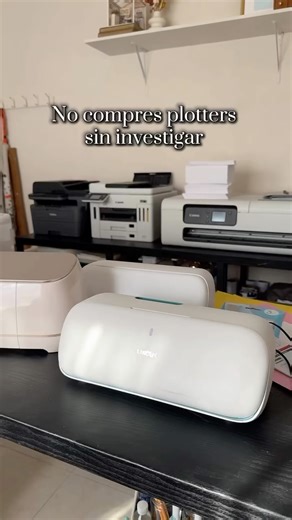 Osiris López on Instagram: "Considera esto antes de comprar tu primer plotter: Define tu presupuesto antes de invertir en tu primer plotter Planea entre MX$6,000 y $12,000 para tener equipo + materiales + extras sin sorpresas Considera: ✨ Espacio de trabajo: Asegúrate de tener lugar para la máquina y su tapete extendido. 🧠 Facilidad del programa: El software debe ser intuitivo y compatible con tu compu o celular. El mejor plotter no es el más caro… es el que de verdad vas a usar ✂️"