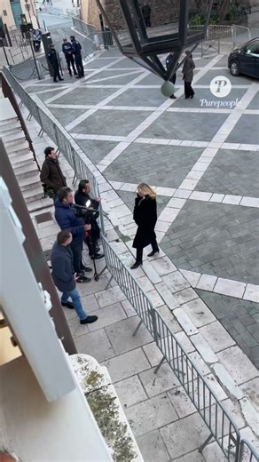 À Saint-Tropez, tout se met en place pour les obsèques de Brigitte Bardot 🕊️ À Saint-Tropez, l’émotion est palpable. Tout est désormais prêt pour la cérémonie des obsèques de Brigitte Bardot, qui auront lieu dans quelques heures. Sur place, Sylvie Siri, maire de la ville, répond aux interviews des médias, saluant la mémoire de celle que beaucoup considèrent comme l’âme et la mère de Saint-Tropez. Le village se recueille, dans le respect et le silence, pour accompagner une légende vers son derni