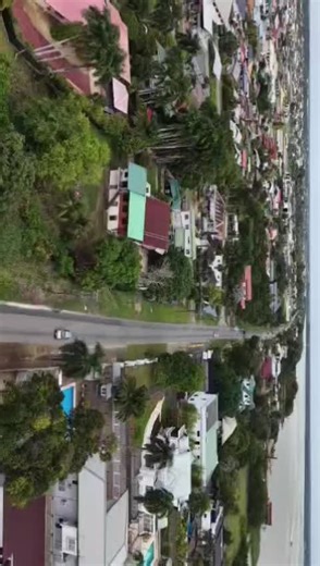 Te koop perceel 1225m², korte 50meter afstand van Antondrachtenweg Paramaribo-noord. Perceel grenst aan 2 straten, 1e straat is Bonistraat, 2e is Ramdjanistraat, woning 400m² 4x slaapkamers waarvan 2x masterbedroom, 2x garage, 1x appartement. Super massieve betonnen constructie, waarvan alle muren uit 6