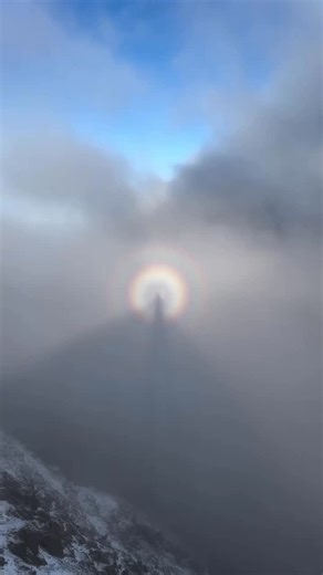 Les Others on Instagram: "Voir son ombre dans les nuages 🌈 Un spectre de Brocken est l’ombre considérablement agrandie d’une personne observée depuis un sommet montagneux. Il tire son nom du point culminant de la chaîne du Harz, en Allemagne, le Brocken, où l’on peut souvent l’apercevoir. Il est parfois entouré d’un halo lumineux aux couleurs de l’arc-en-ciel : on parle alors d’une Gloire. Ce phénomène optique n’a pourtant rien d’une apparition divine. C’est une question d’ombre, d’altitude et 