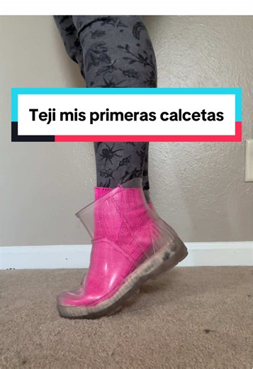 la vdd ando bien obsessed 🤩 ya ando tejiéndole un par a mi chuquirringuis 😌 Pattern: DRK everyday socks by @dreareneeknits in raverly #knitting #socks #ugg #rainboots #fyp