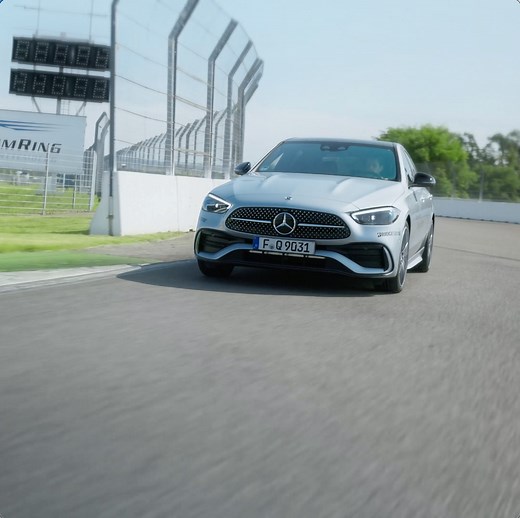 Geht nicht, gibt’s nicht. Erlebt bei unseren #DrivingEvents das komplette Spektrum an Fahrtrainings. Adrenalin und Souveränität vereint – garantiert! 🤩 Jetzt buchen unter 👉 mb4.me/SummerTrainings | Mercedes-Benz Deutschland