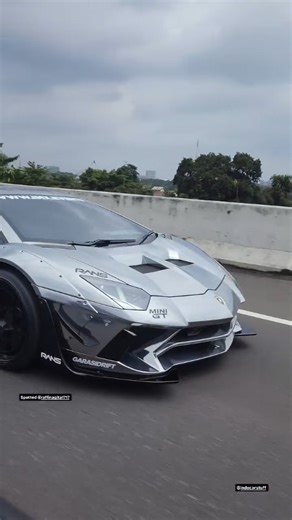 Indocarstuff on Instagram: "Spotted Lambo Aventador LBWK. Nyapa trus diklakson balik. Sekalian jadi tau gimana suara klakson Lamborghini Aventador 😆 🎥 : @farizzshfwn #indocarstuff #videomobil #mobillangka"