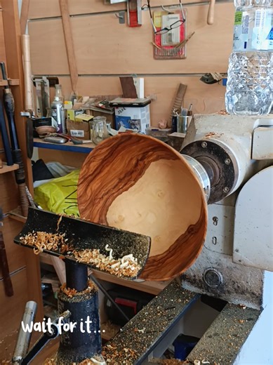 Finishing the Bottom of a Bowl: A Woodworking Guide