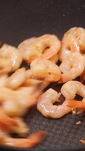 Brocolis et crevettes sautés à la sauce Hoisin : sauce barbecue chinoise. Recette facile et rapide à préparer. https://youtu.be/IoA_on5jSkw | Cooking with Morgane