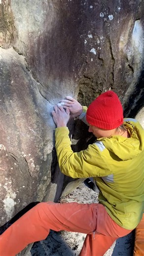 La Coccinelle aller-retour 8A ❓❗ We need some locals to clarify if this was a valid aller-retour? I haven't seen this being a thing anywhere else but Fontainebleau. It definitely is an interesting challenge on a lot of boulders. Can't wait for the first aller-retour of Action Directe 😂 @tenayaclimbing @patagonia_climb @petzl_official @yeti @bergfreunde @frictionlabs @physivantage @fazabrushes #stylefirst #carrotsforpower #actimove | Alexander Megos