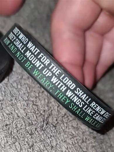 (I had originally told you the story on this video But I think it was a little too personal.) I ended up talking to this lady for quite a few minutes.♡ #Bibleverses #bibleversebracelets #Friendshipbracelets #christiantiktok #witnessing Friendship bracelets with different* Bible verses on each. click below👇