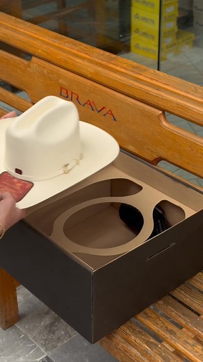 Mándame mensaje directo al link y te arrojará a mi número directamente para que puedas adquirir tu producto, recuerda que tenemos envíos nacionales e internacionales🌎🇲🇽🇺🇸🇨🇦👇🏻👇🏻👇🏻👇🏻👇🏻 https://wa.me/message/NFCNYLPOS6MQL1 #Vaqueros #nacionaleseinternacionales | Las Botas de Oro