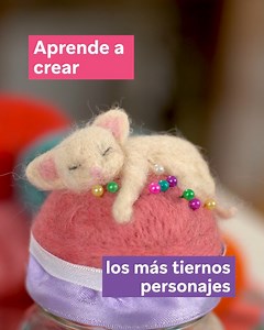 🌺FELTING: Creando Personajes! Aprende cómo crear tus propios muñequitos modelando vellón de lana!🦊✨ En clases paso a paso, Pili Alaniz te enseñará todos los secretos para crear los personajes más tiernos! 😍 . Más info en 👉 https://creandojuntos.com/cursos/ver-curso#FEL79358/felting . En nuestro curso de Felting aprenderás: • Cómo modelar vellón de lana con la aguja de fieltrado; • Ideas para hacer objetos decorativos en Felting; • Cómo crear para crear figuras y personajes únicos en vellón; 