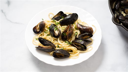 Garlic White Wine Spaghetti With Mussels Recipe - Tasting Table