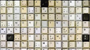 キートップでデザインされた365日をすべて曜日入りで確認できるカレンダー「2014 Typographic Wall Calendar」