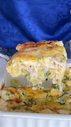 Rossella Maraio on Instagram: "Il mio classico di Capodanno 🪅 sono le Lasagne Salmone e Zucchine 🤩 comodissime se il Cenone lo fai in casa oppure per portar qualcosa agli amici, se lo farai da loro 🎉🍾 Dimmi se le proverai 😎 📔Ingredienti per 4–6 persone 250 g lasagne all’uovo 200 g salmone affumicato 3 zucchine Mezza cipolla bianca 500 g besciamella 200 g provola 50 g parmigiano grattugiato q.b. olio extravergine d’oliva q.b. sale e pepe 🥣Lava e grattugia le zucchine con una grattugia a fo