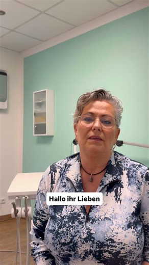 Christiane Schöpe on Instagram: "Angst vor der Nagelspange 😟🦶 Das höre ich fast täglich in der Praxis. Viele verbinden eine Nagelspangenbehandlung mit Schmerzen 😣, Druck, eingeschränkten Schuhen 👟, keinem Sport 🏃‍♀️, keinem Tanzen 💃 oder Schwimmen 🏊‍♀️. Kurz gesagt: Angst, dass der Alltag plötzlich nicht mehr funktioniert. Und genau das ist der größte Irrtum ❌. Eine fachgerecht gesetzte Nagelkorrekturspange soll nicht weh tun. Sie soll den Nagel sanft in eine gesündere Richtung begleiten 