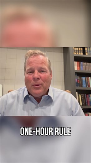 Screen Guy on Instagram: "Did you know not all screen time is bad? 👀📱 Most studies show that up to one hour of social media use doesn’t appear to have harmful effects. The key is balance. Set a one-hour limit, then log off and go live your real life. For healthier screen habits and tech boundaries, follow Screen Guy."