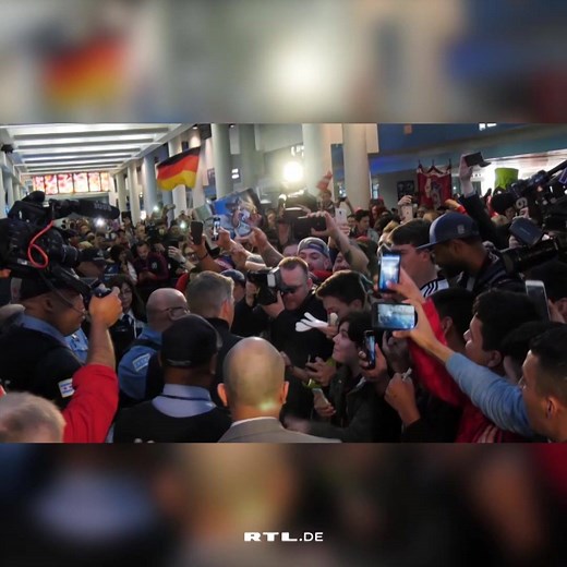 "Von Anfang bis Legende" - Doku zeigt das Leben von Schweinsteiger von der Kindheit hin zu seiner erfolgreichen Karriere 👇⚽ Wo ihr die Doku sehen könnt, lest ihr hier ➡️ http://on.rtl.de/1/Bastian-Schweinsteiger-Doki | RTL Aktuell