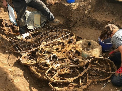 Treasure Trove of 800 ‘Exceptional’ Iron Age Artifacts Discovered in England