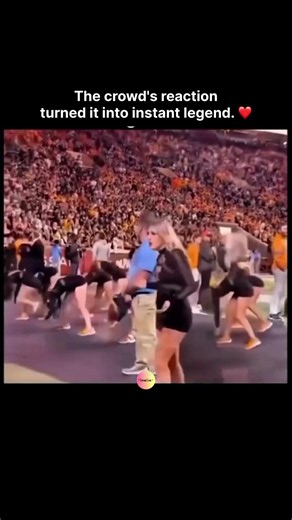The crowd's reaction turned it into instant legend. 😂❤️